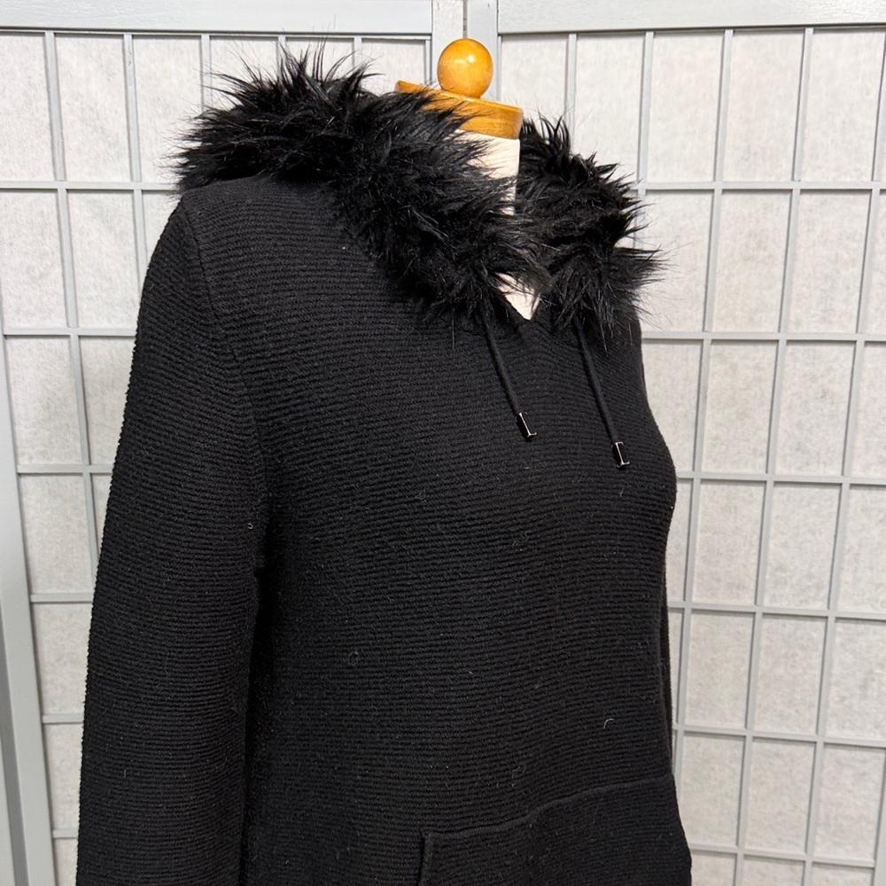 Angela Mara, Stylish Black Sweater with Faux Fur Hood, Size Large - Picture 4 of 12